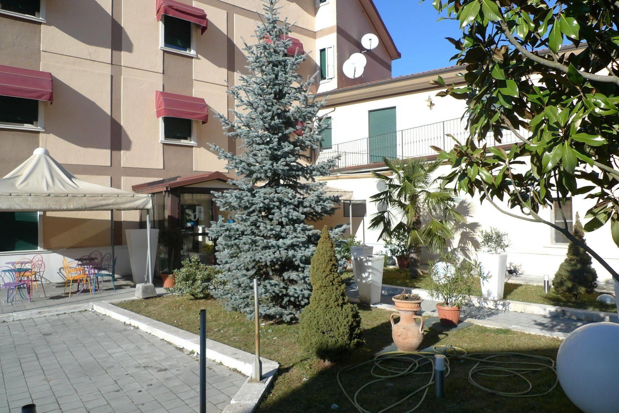 Capistrello Hotel De Meis מראה חיצוני תמונה
