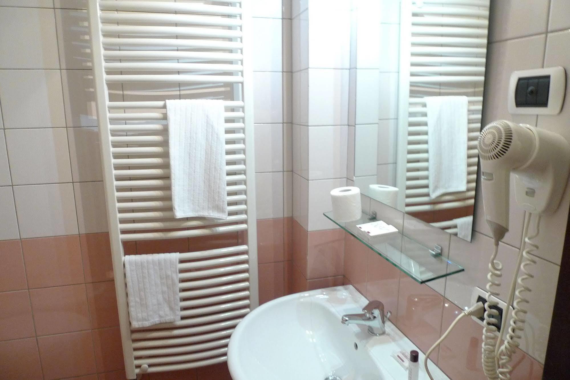 Capistrello Hotel De Meis מראה חיצוני תמונה